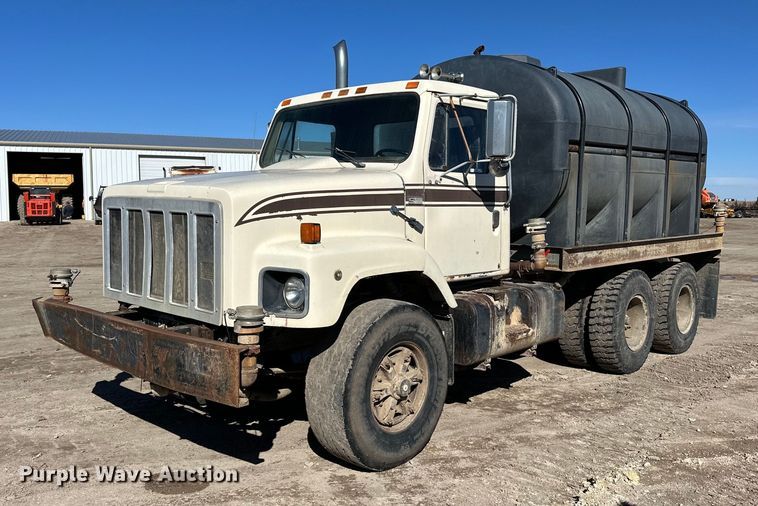1987 International  F2674 water truck - NJ9297