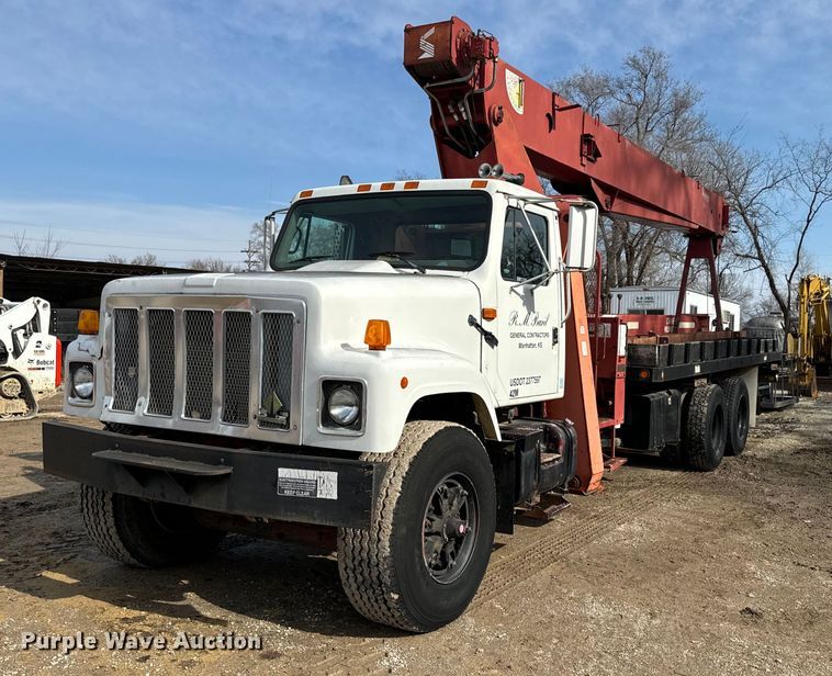 1996 International  crane truck - NN9494