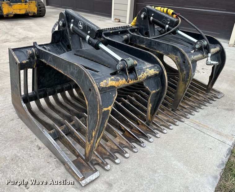John Deere Worksite Pro GR72B skid steer grapple bucket - NU9305