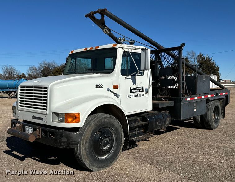 1996 International  4900 winch truck - NU9414