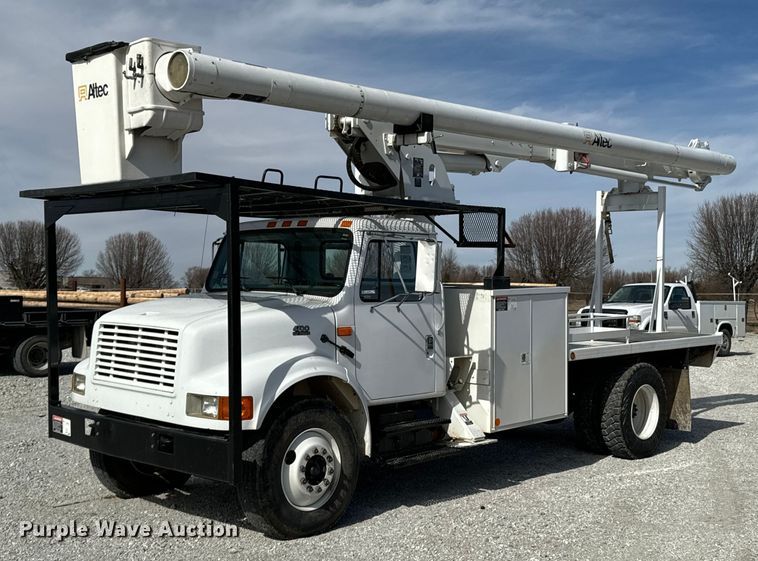 2001 International   4700 bucket truck - OJ9482