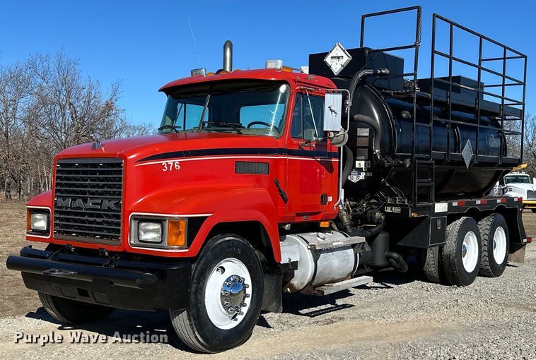 2002 Mack  CH613 vacuum truck - OM9838