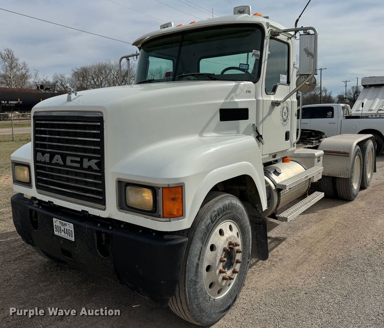 2007 Mack CHN613 semi truck - DK6778