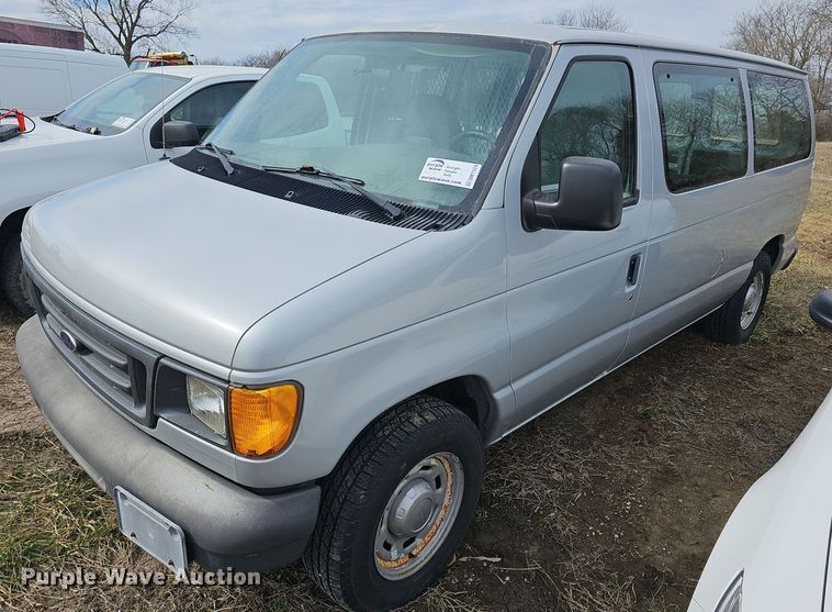 2004 Ford  E150 van - DM1524