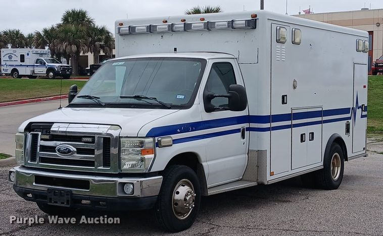 2009 Ford E450 ambulance - EH3843