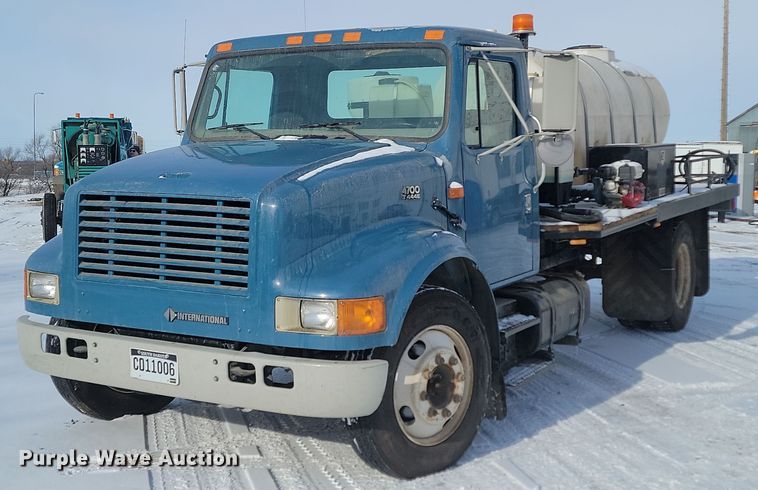 1999 International  4700  flatbed truck - LA9667
