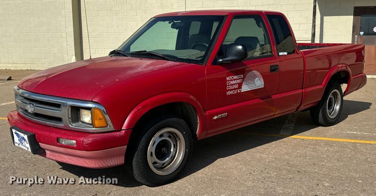 1997 Chevrolet S10 Ext. Cab pickup truck - NU9439