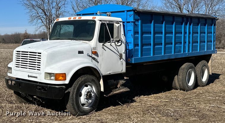 2000 International  4700  grain truck - DJ6237