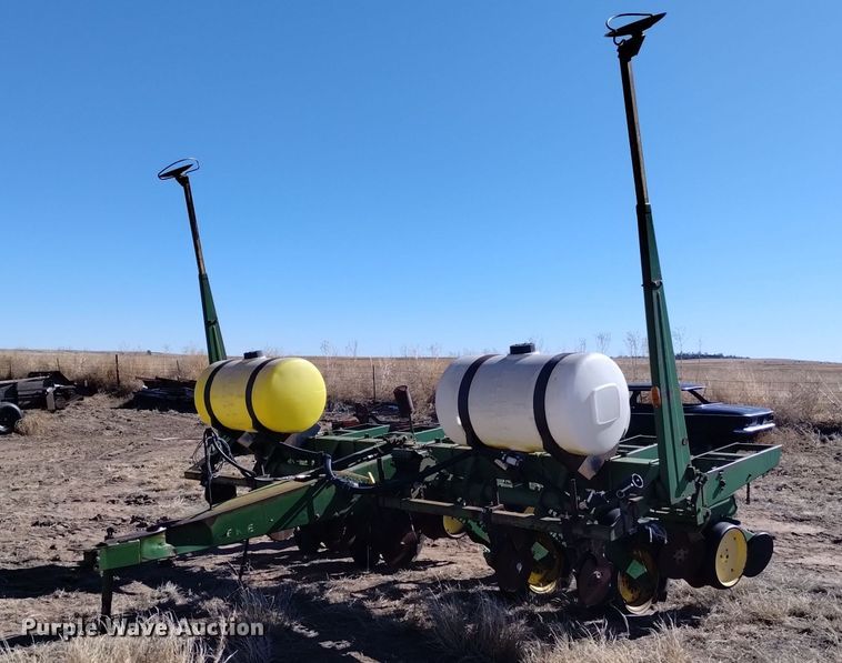 John Deere  7000 planter - DJ7047