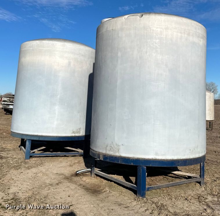 (2) 3,000 gallon poly tanks  - DQ6325