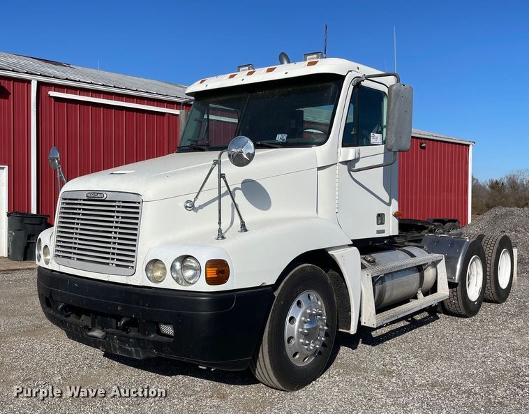1999 Freightliner Cascadia semi truck - DS5456