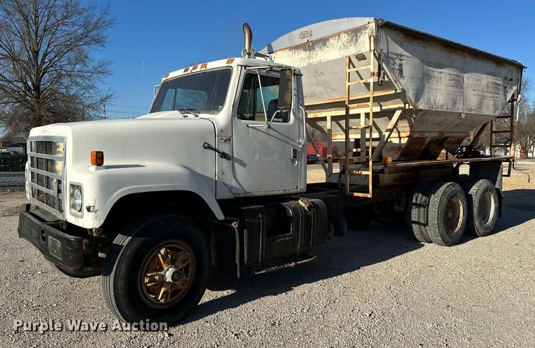 1986 International S2500 feed delivery truck - EH6509