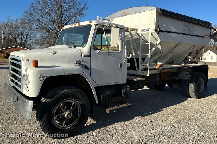 1986 International 1954 feed delivery truck - EH6510
