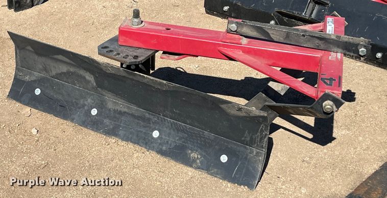 Mahindra  4' W blade - EI0656