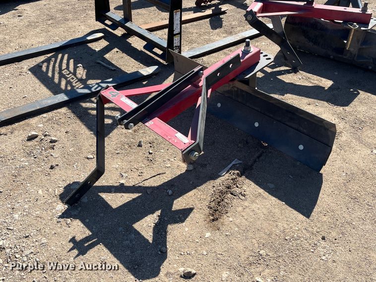 Mahindra  4' W blade - EI0657