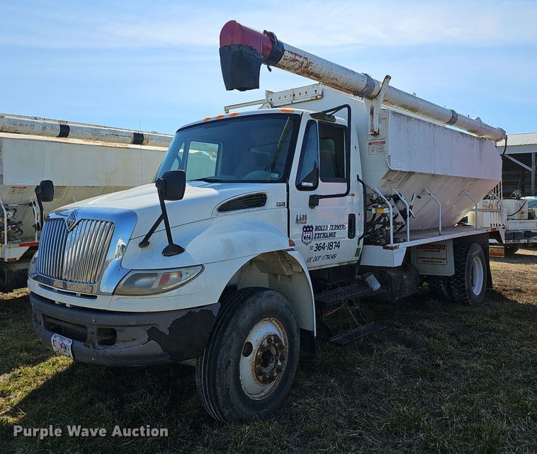 2007 International 4400 feed delivery truck - EJ5912