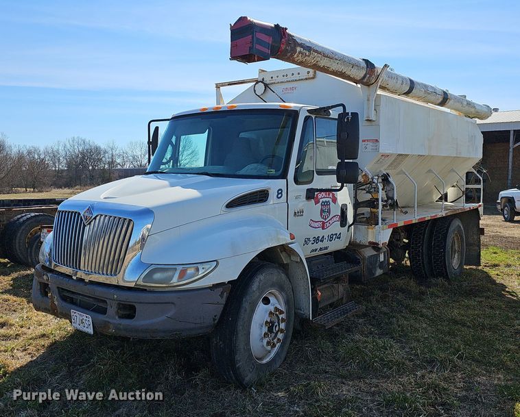2004 International 4400 feed delivery truck - EJ5913