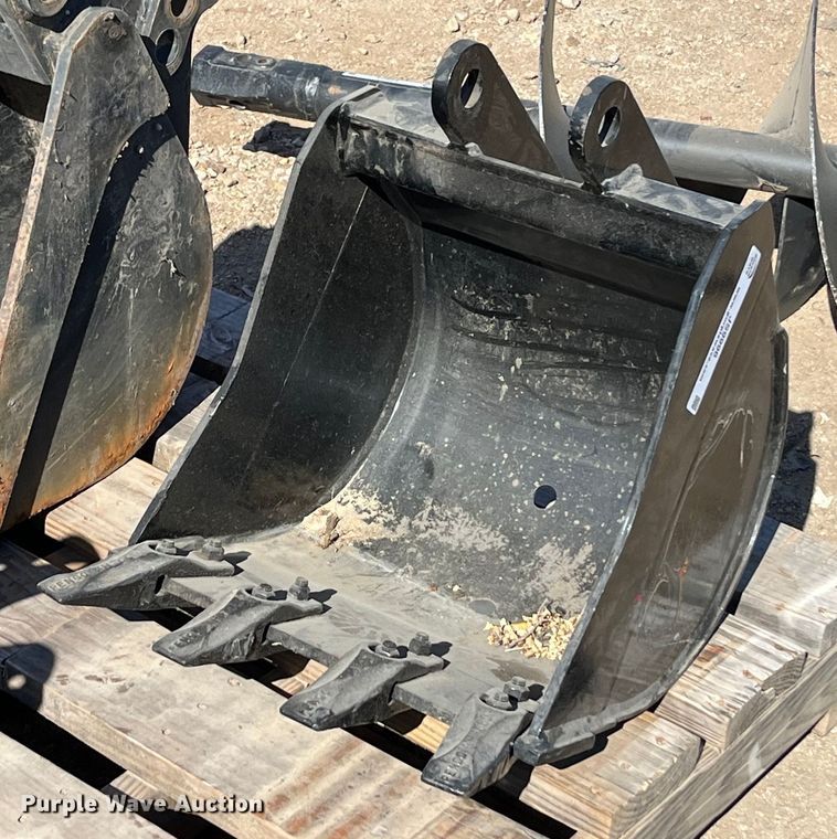 18" W backhoe bucket - JS9996