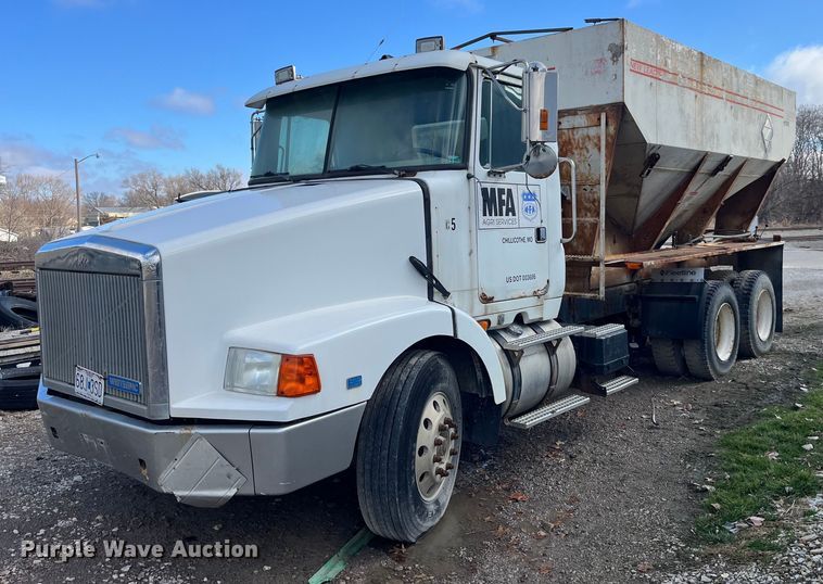 1995 White GMC WCA feed delivery truck - LD9954