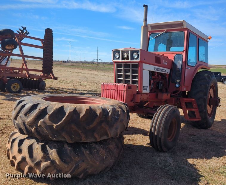 International Harvester Farmall 1066 tractor - NZ9309