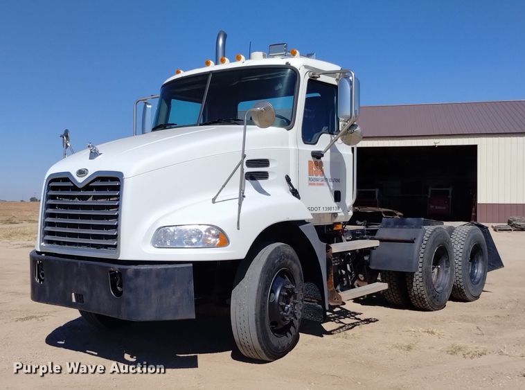 2006 Mack CXN613 semi truck - DK8831