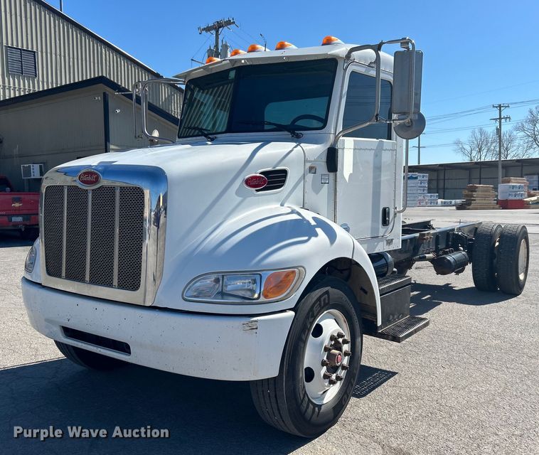 2014 Peterbilt  330 truck cab and chassis - DN0708