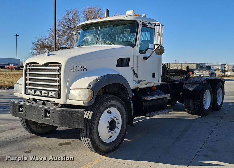 2007 Mack Granite semi truck - DQ8517