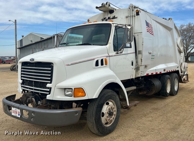1998 Ford L8513 refuse truck - DS0825