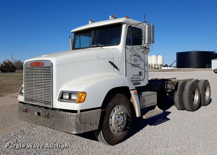 1994 Freightliner truck cab and chassis - DV9818