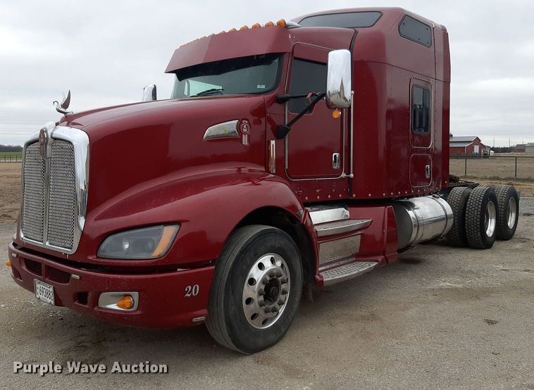 2012 Kenworth T600 semi truck - DV9884