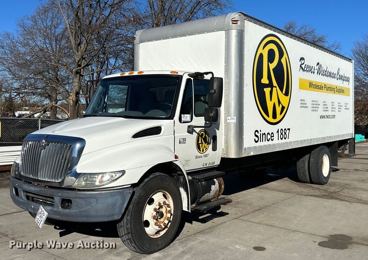 2006 International 4200 box truck - DW2949