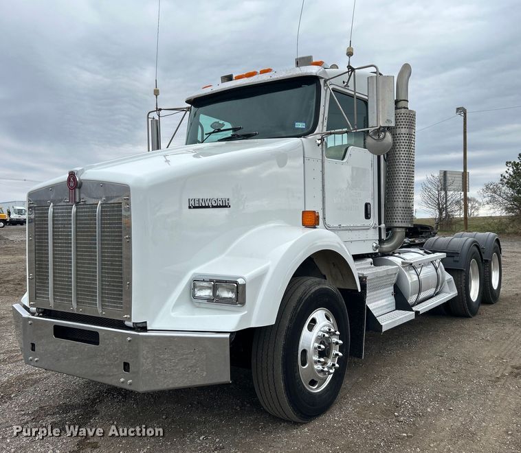 2007 Kenworth  T800 semi truck - EG1217