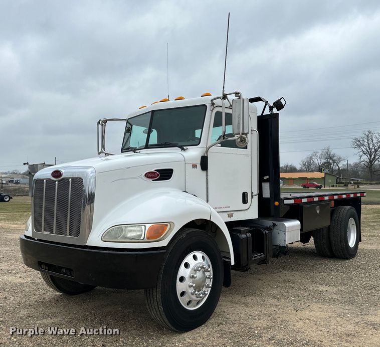 2005 Peterbilt 335 flatbed truck - EJ0289
