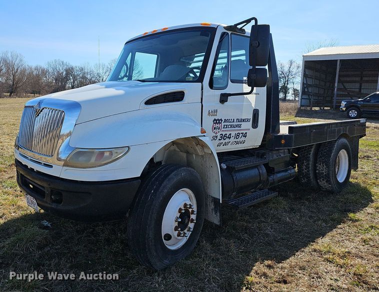 2007 International 4400 flatbed truck - EJ5916