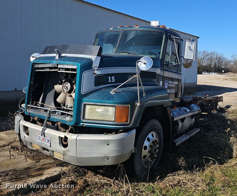 2000 Mack CH613 truck cab and chassis - EJ5920