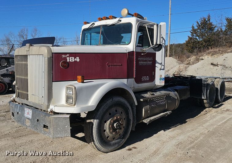 1989 International 9300 semi truck - EJ5929
