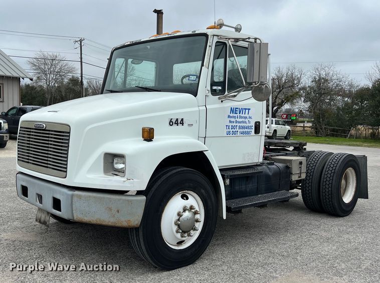 2000 Freightliner FL70 semi truck - KV9820