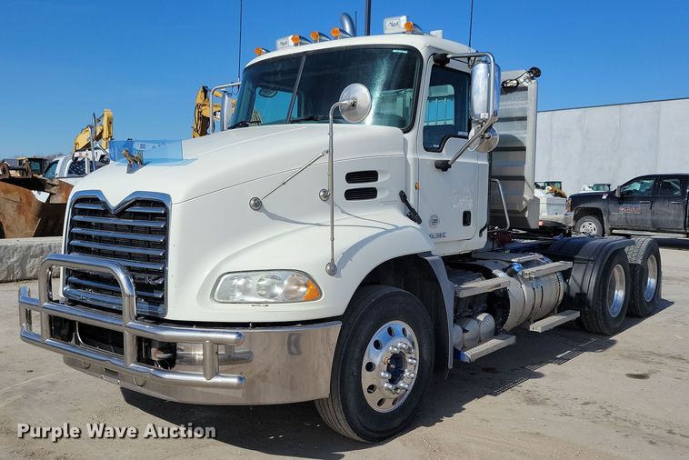 2012 Mack CXU613 semi truck - LC9836