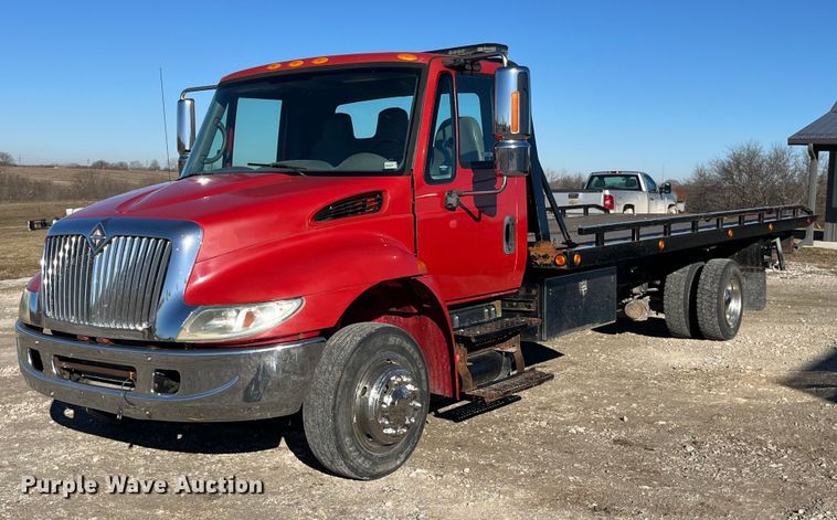 2005 International  4300 rollback truck - LD9989