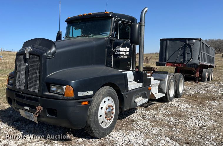 1995 Kenworth T600 semi truck - LE9024