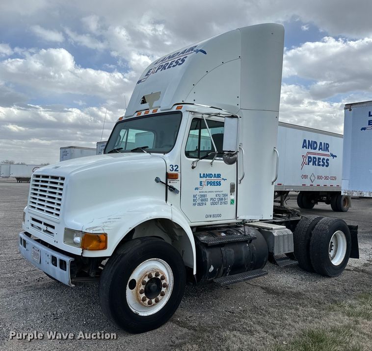 2000 International  8100 semi truck - NI9677