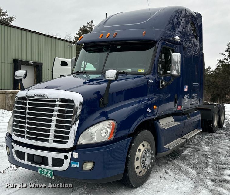 2012 Freightliner  Cascadia semi truck - NN9474
