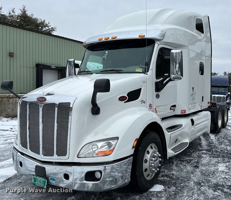 2021 Peterbilt  579 semi truck - NN9475