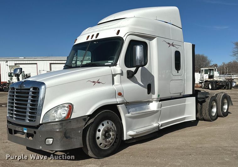 2016 Freightliner Cascadia CA125SLP semi truck - NU9337