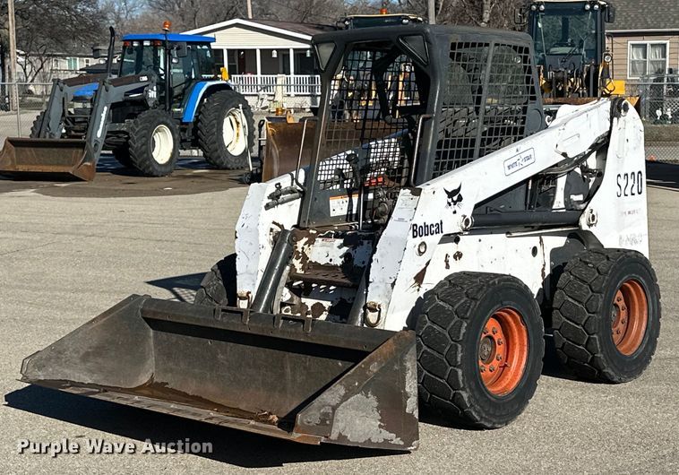 2003 Bobcat S220 skid steer loader - NJ9339