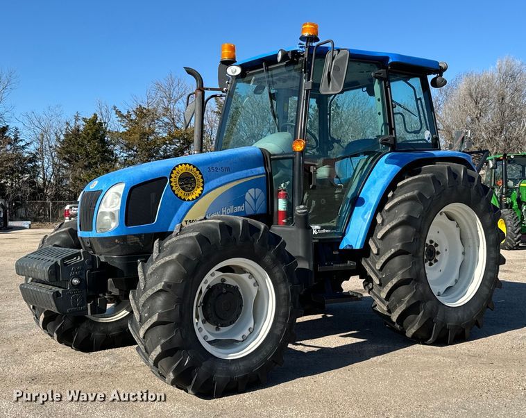 2012 New Holland T5070 MFWD tractor - NU9368