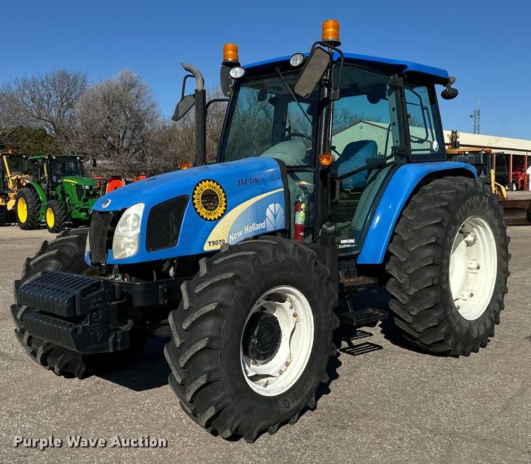 2012 New Holland T-5070 MFWD tractor - NU9372
