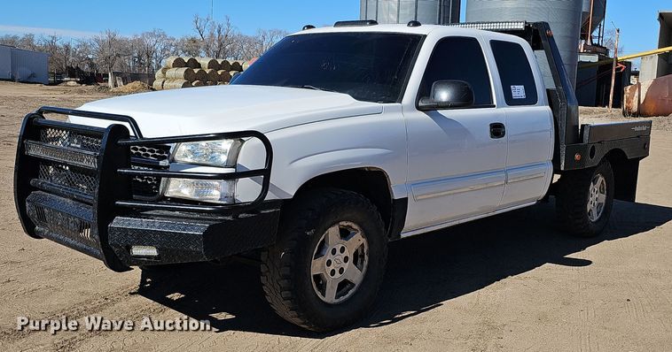 2004 Chevrolet Silverado 1500 Ext. Cab flatbed pickup truck - DK0571