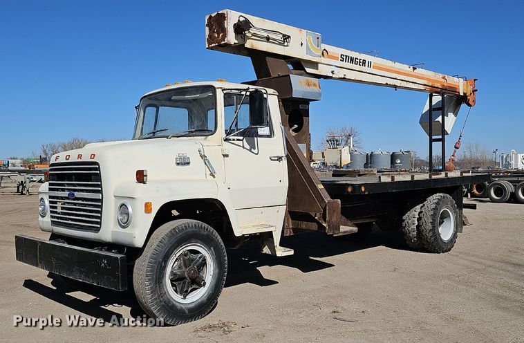 1979 Ford 800 crane truck - DK0606