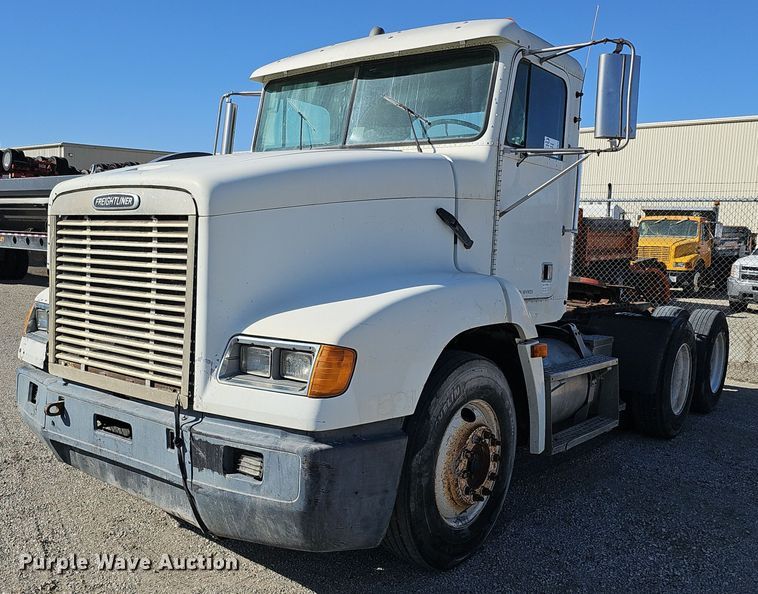 2000 Freightliner FLD112 semi truck - DK0612